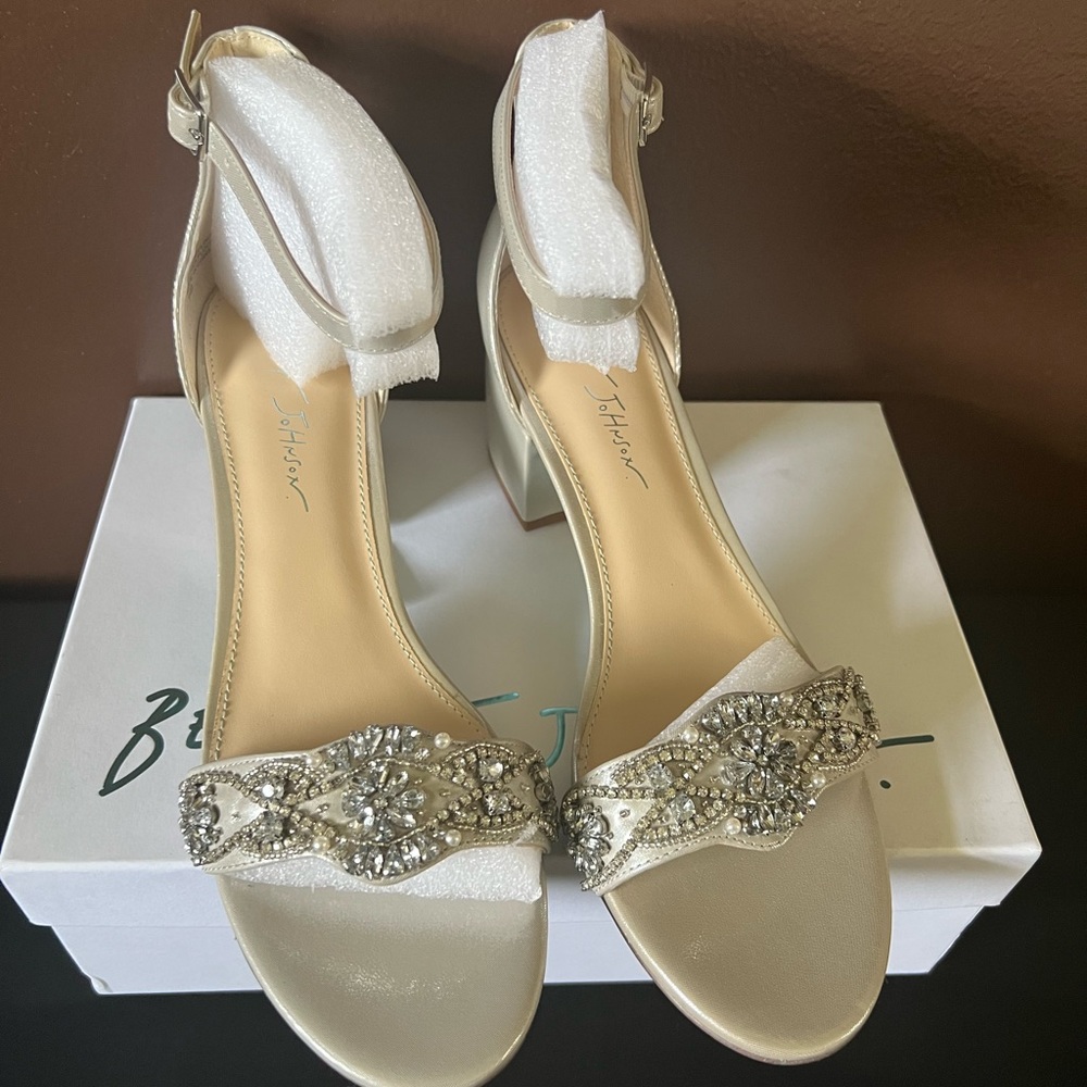 NEW Betsey Johnson Heels - Picture 3 of 8